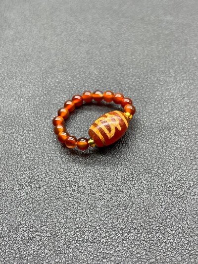 130藏地紅肉財(cái)神天珠戒指 彈力繩  天珠 財(cái)神